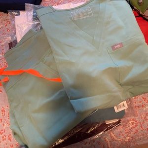 FIGS xs catarina top in jade and S jogger bottoms